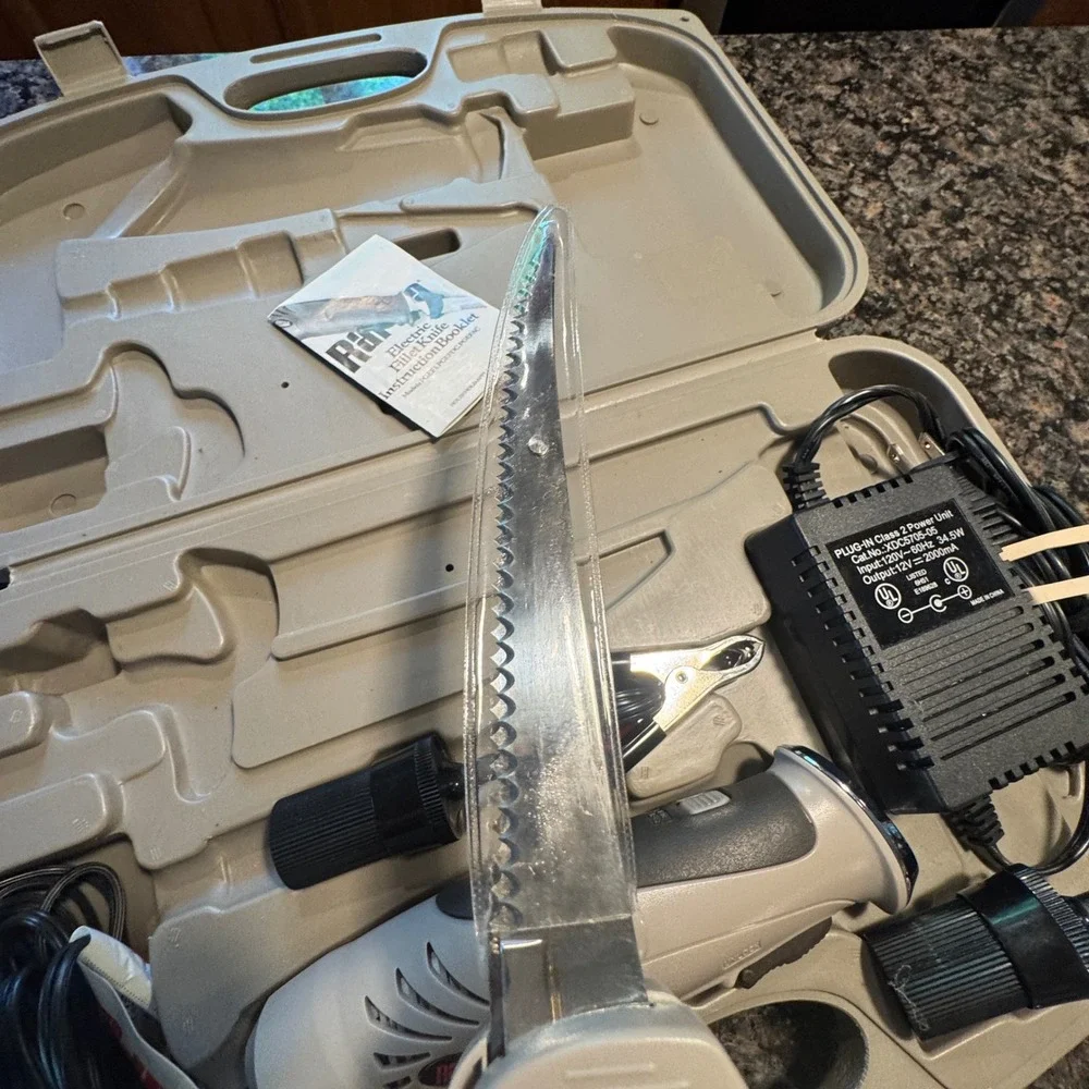 Rapala Electric Fillet Knife Set Portable 110V 12V Adapters Hard Case 6in Blade